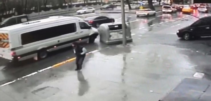 İstanbul’da öğrenci servisiyle ilginç kaza kamerada