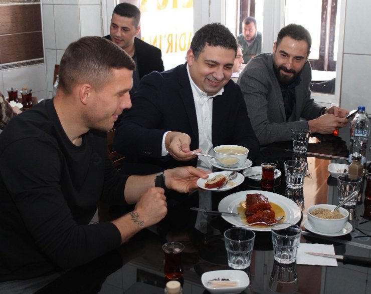 Podolski’nin köfte-piyaz keyfi
