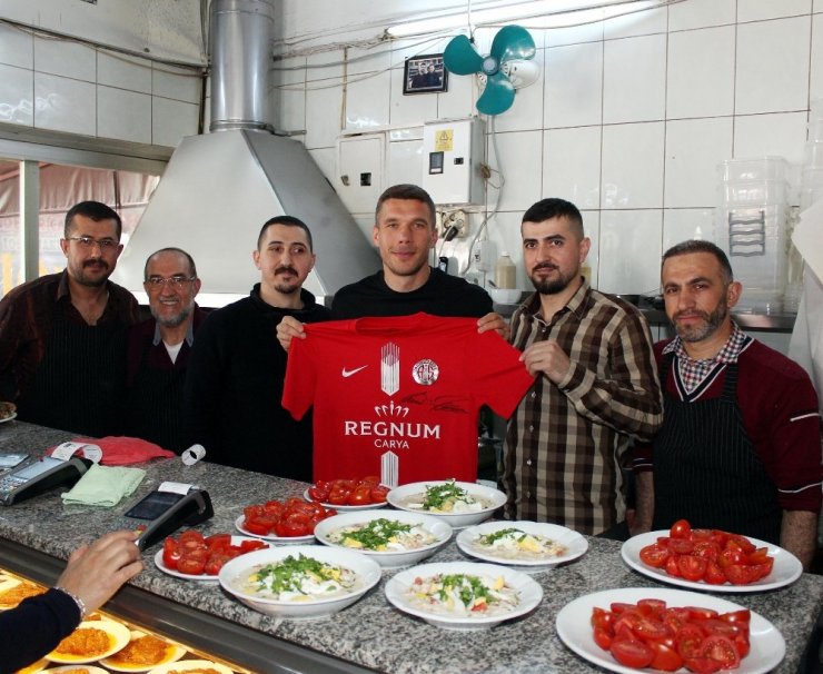Podolski’nin köfte-piyaz keyfi