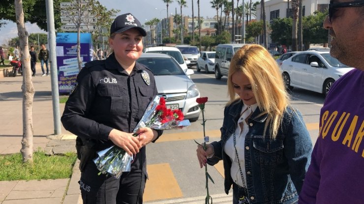 İskenderun polisinden Kadınlar Günü kutlaması