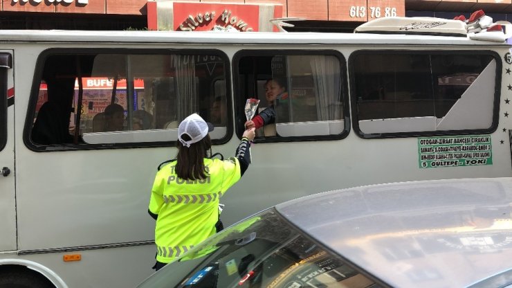 İskenderun polisinden Kadınlar Günü kutlaması