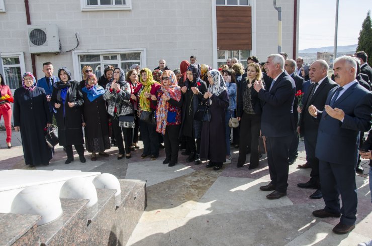 İlk kadın milletvekillerinden Satıkadın mezarı başında anıldı