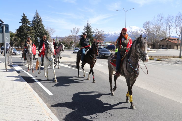 Isparta'da çiftçilerden Mehmetçiğe traktörlü destek konvoyu