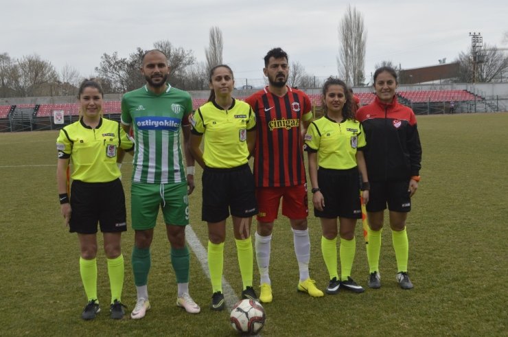 Bölgesel Amatör Lig mücadelesinde sahada kadınlar görev yaptı