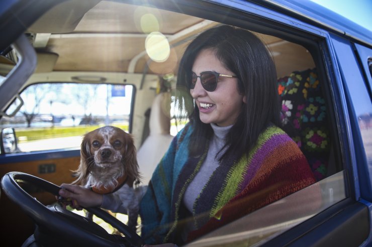 Karavana çevirdiği minibüsle hayallerinin peşinden gidiyor