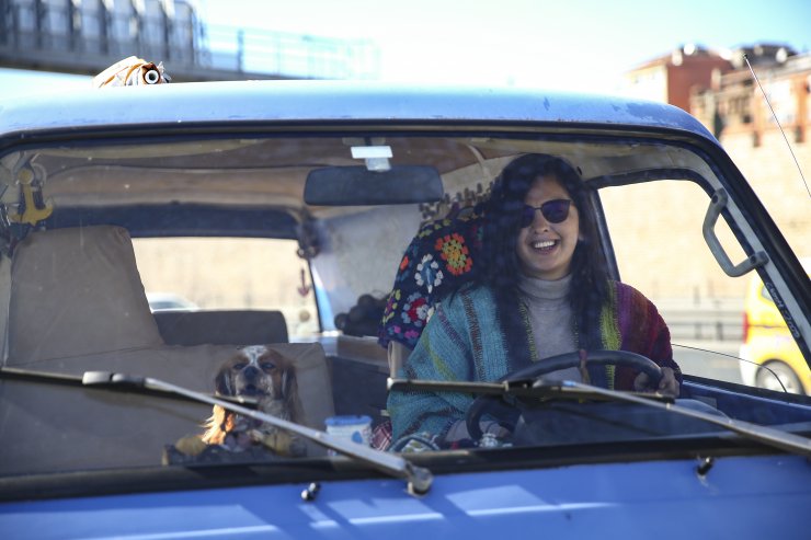 Karavana çevirdiği minibüsle hayallerinin peşinden gidiyor