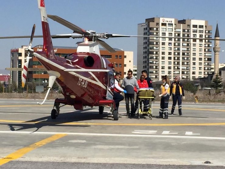 Silahla yaralanan adamın imdadına hava ambulansı yetişti