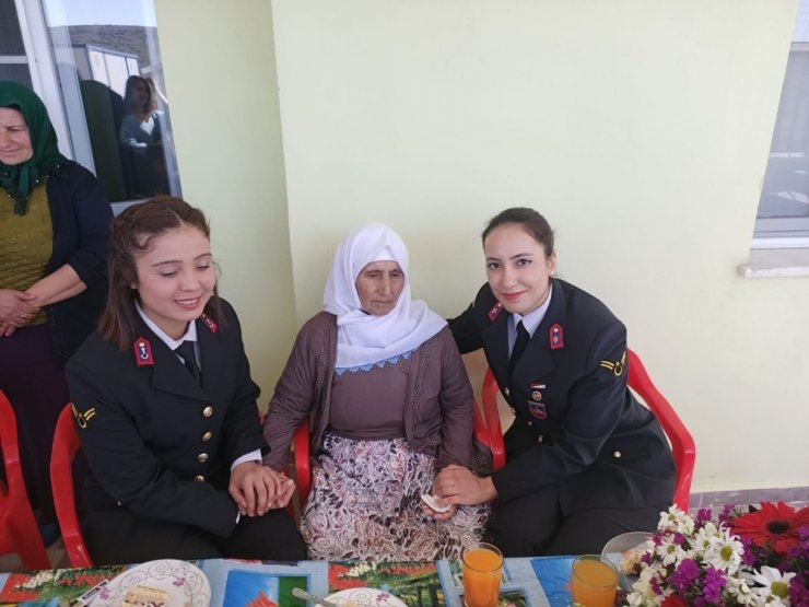 Jandarma’dan 107 yaşındaki nineye Kadınlar Günü sürprizi