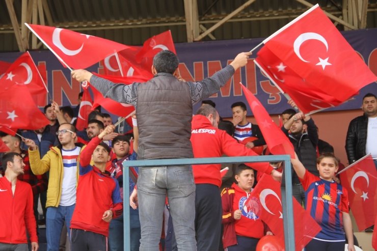 Futbol maçında taraftarlar İdlib şehitlerini andı, isimleri tek tek okundu