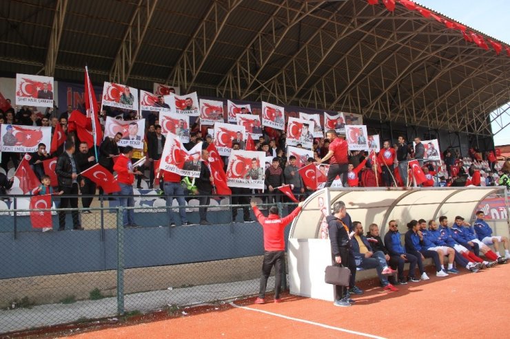 Futbol maçında taraftarlar İdlib şehitlerini andı, isimleri tek tek okundu