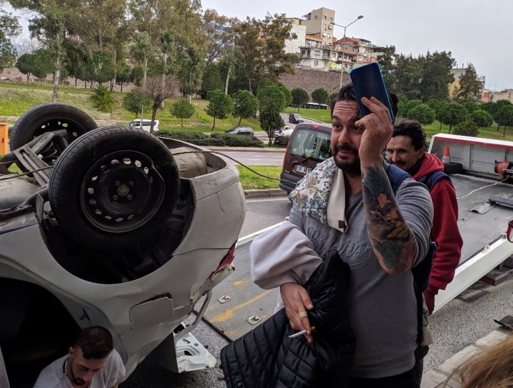Ehliyetsiz sürücü takla attı, aracını bırakıp kaybolan telefonunu aradı