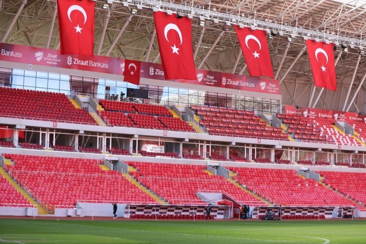 4 Eylül Stadyumu bayraklarla donatıldı