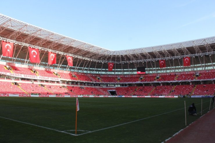 4 Eylül Stadyumu bayraklarla donatıldı