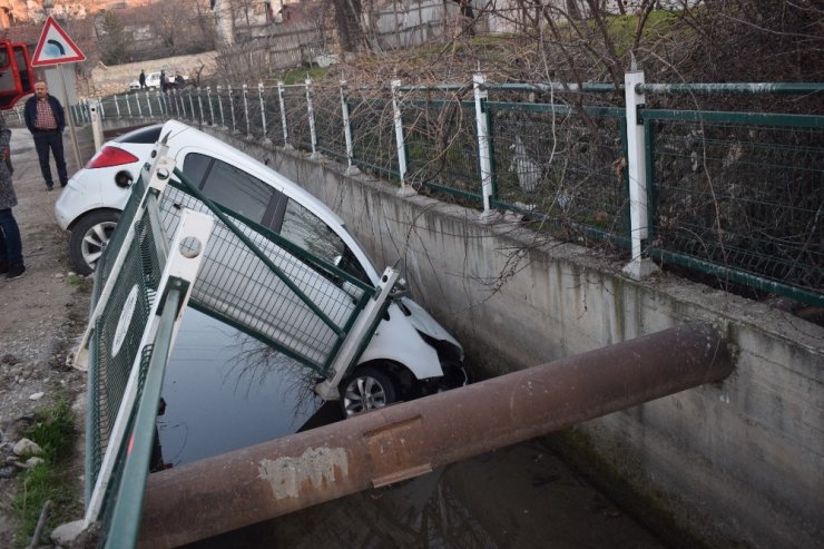 Malatya’da otomobil sulama kanalına uçtu: 2 yaralı