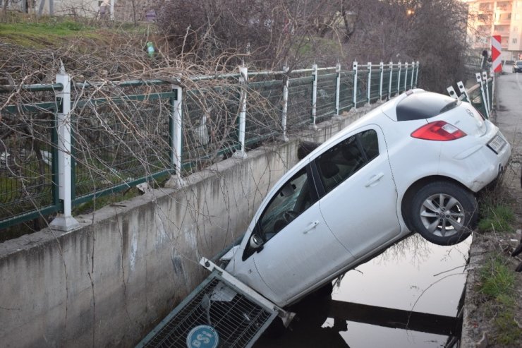 Malatya’da otomobil sulama kanalına uçtu: 2 yaralı