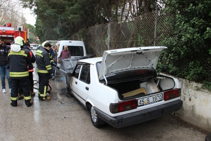 Kontağı açtı, otomobil alev topuna döndü