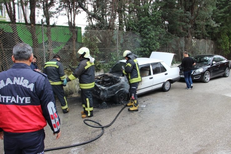 Kontağı açtı, otomobil alev topuna döndü