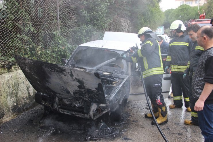 Kontağı açtı, otomobil alev topuna döndü