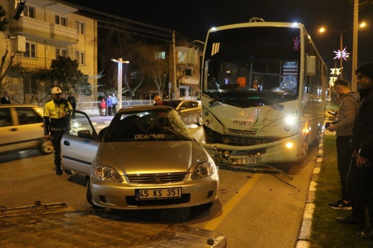 Manisa’da halk otobüsüyle otomobil çarpıştı