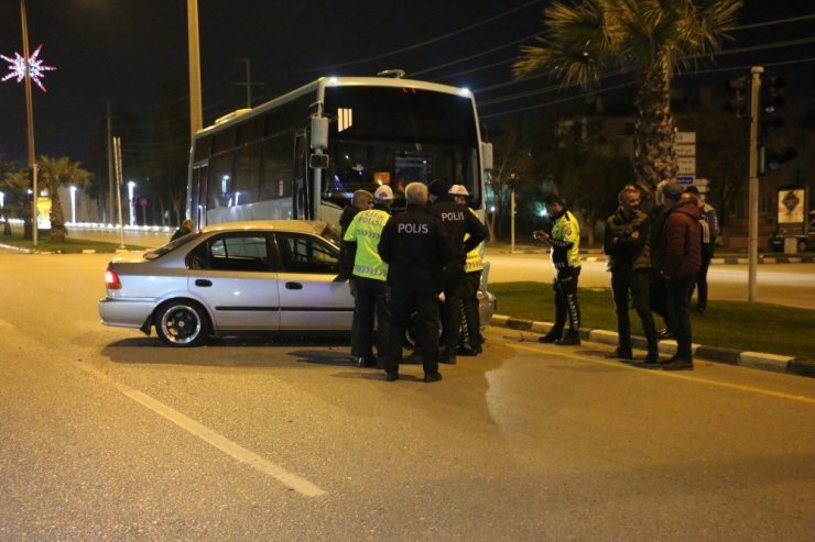 Manisa’da halk otobüsüyle otomobil çarpıştı