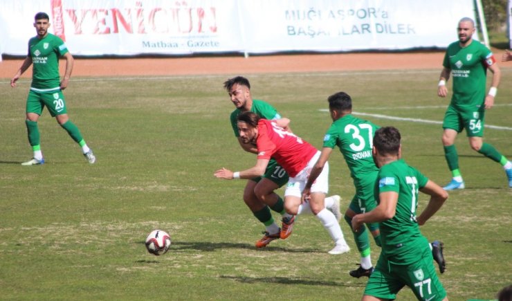 Muğlaspor maçında şeref tribünü ’Topuklu Efelerin’