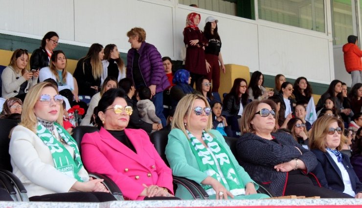 Muğlaspor maçında şeref tribünü ’Topuklu Efelerin’