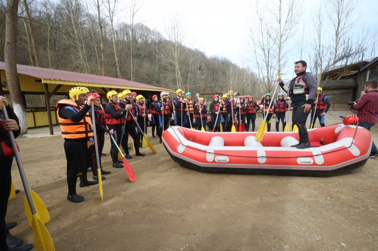 Raftingciler Dünya Kadınlar Günü'nü karanfil dağıtarak kutladı