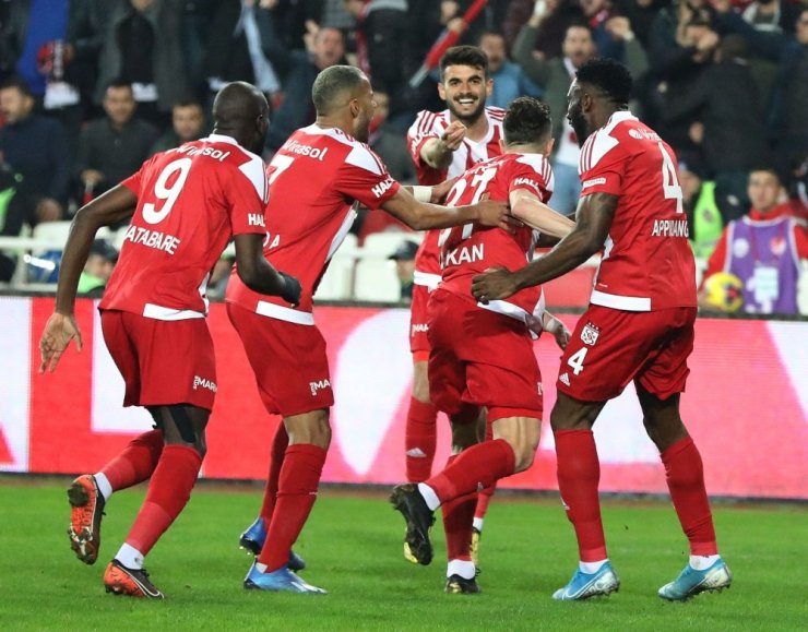 Galatasaray yenilmezlik serisini 9’a çıkardı