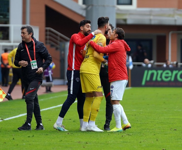 Süper Lig: Kasımpaşa: 3 - Kayserispor: 0 (İlk yarı)