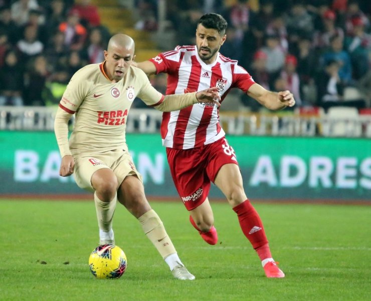 Süper Lig: D.G. Sivasspor: 1 - Galatasaray: 2 (İlk yarı)