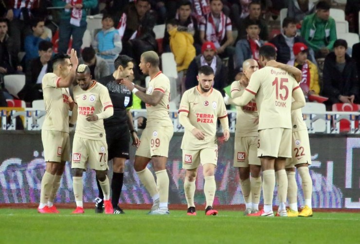 Süper Lig: D.G. Sivasspor: 1 - Galatasaray: 2 (İlk yarı)