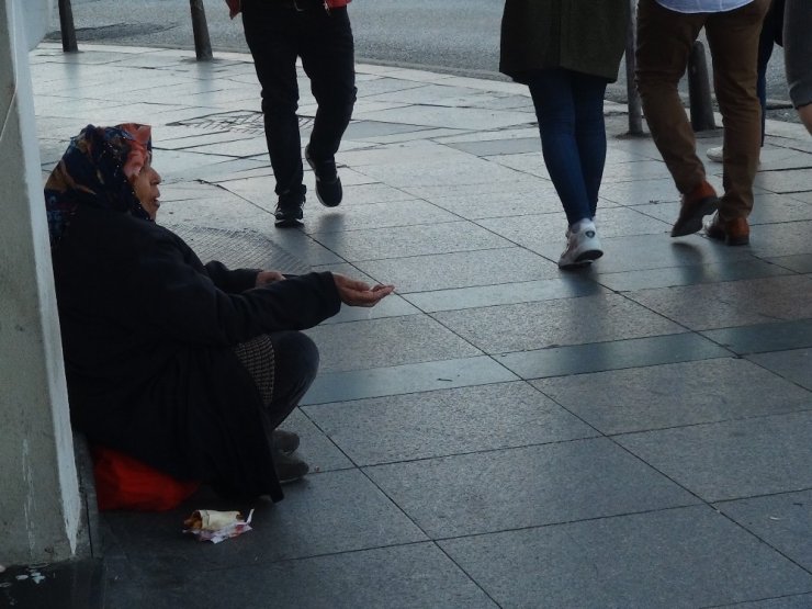 Taksim’de dilenci kadın yarım günde 250 lira topladı