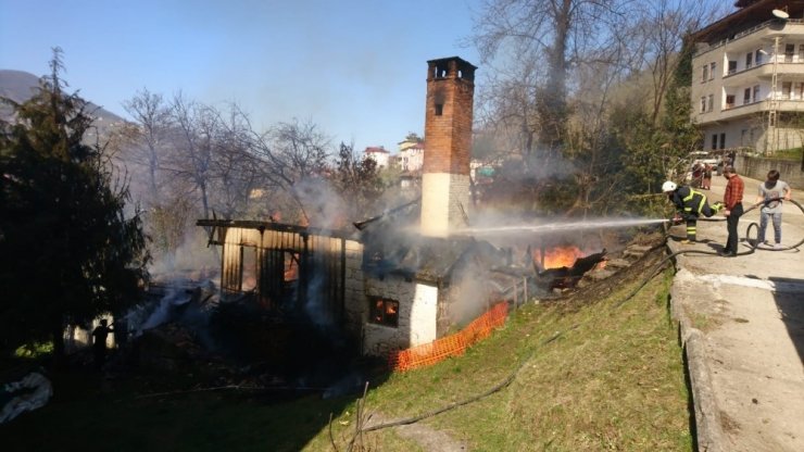 Araklı’da çıkan yangında ev kullanılmaz hale geldi