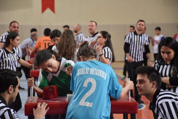 Yıldız Bilek Güreşçiler, Isparta’da yarışıyor