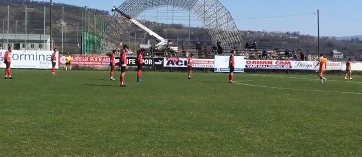 Sahada cezalara tepki olarak hareketsiz kaldılar