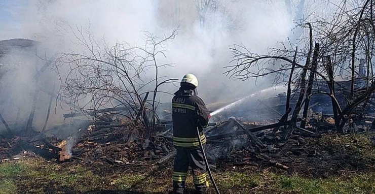 Alaplı’da ahşap ev alevlere teslim oldu