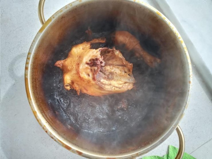 Ateşte unutulan tavuk evi yakıyordu