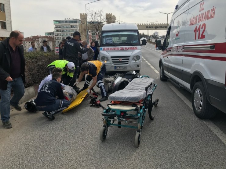 Bilecik’te motosiklet ile minibüs çarpıştı, 2 kişi yaralandı