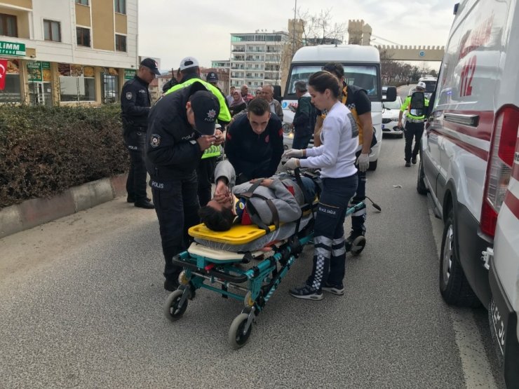 Bilecik’te motosiklet ile minibüs çarpıştı, 2 kişi yaralandı