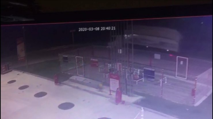 Damperi açılan odun kamyonu düz yolda böyle devrildi