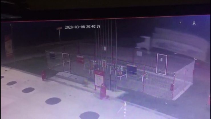 Damperi açılan odun kamyonu düz yolda böyle devrildi