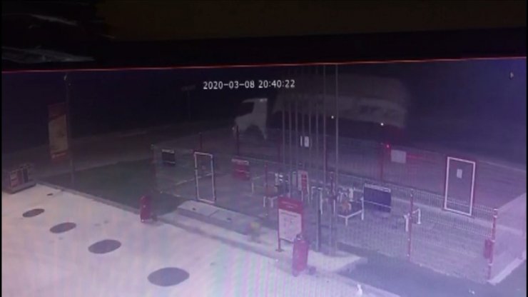 Damperi açılan odun kamyonu düz yolda böyle devrildi
