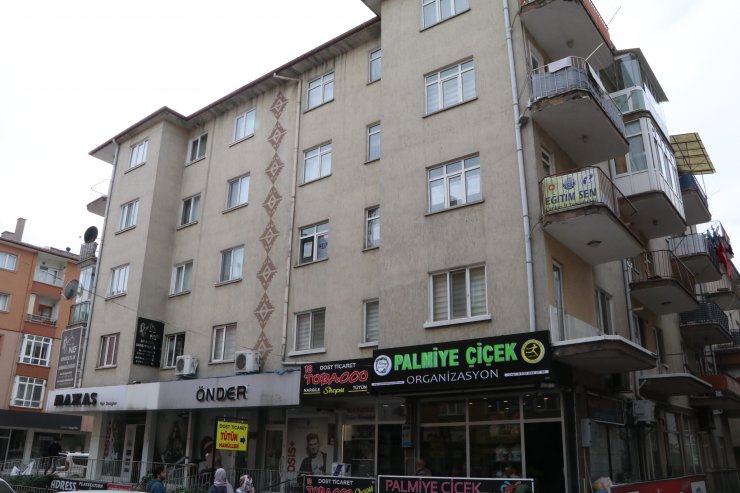 Çankırı'da iş yerinden çıkan kişinin üzerine halı düştü