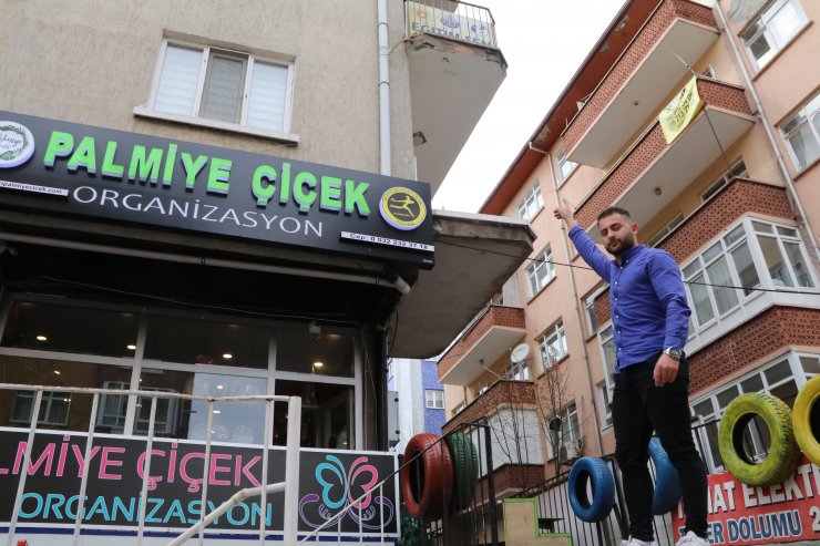 Çankırı'da iş yerinden çıkan kişinin üzerine halı düştü