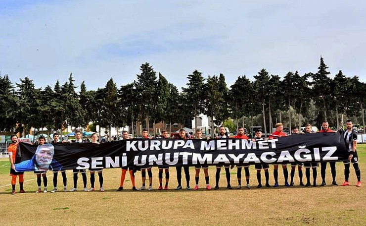 Toprağa verilen eski yönetici için futbolculardan anlamlı pankart