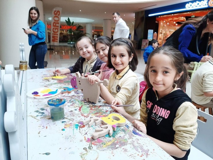 Ahşap oyuncakları hayallerindeki renklere boyadılar