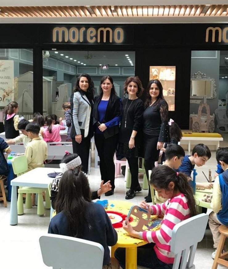 Ahşap oyuncakları hayallerindeki renklere boyadılar