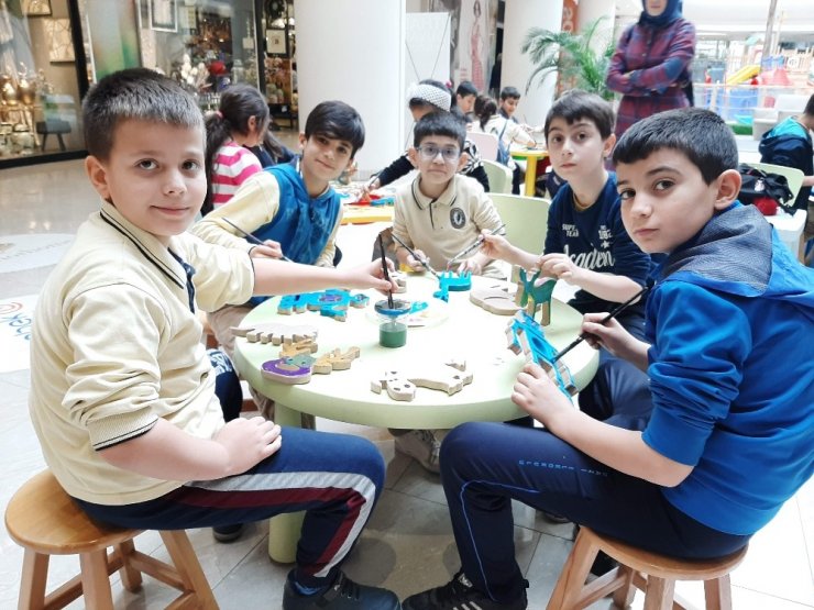 Ahşap oyuncakları hayallerindeki renklere boyadılar