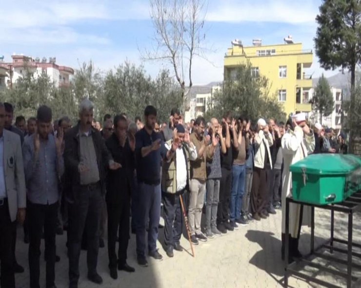 Fransa’da Korona virüsünden ölen Türk için memleketi Mersin’de gıyabi namazı kılındı