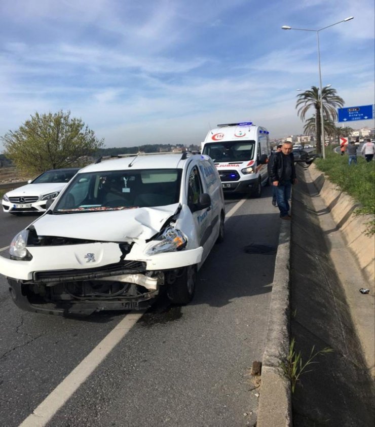 Lastiği patlayan otomobile ticari araç çarptı: 2 yaralı